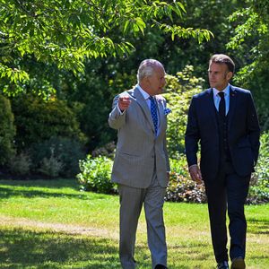 Déambulation d'Emmanuel Macron, président de la République Française, et de la Première dame Brigitte Macron, dans les jardins du château de Windsor avec le roi Charles III d'Angleterre et Camilla Parker Bowles, reine consort, le 9 juillet 2025. Au cours de cette promenade, le chef de l'Etat français et le souverain britannique ont abordé la protection de la biodiversité. Le couple présidentiel français est en visite officielle en Grande-Bretagne du 8 au 10 juillet 2025. 

© Jeanne Accorsini / Pool / Bestimage