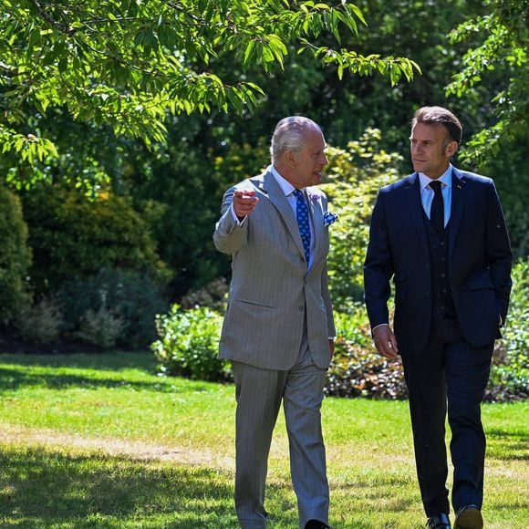 Déambulation d'Emmanuel Macron, président de la République Française, et de la Première dame Brigitte Macron, dans les jardins du château de Windsor avec le roi Charles III d'Angleterre et Camilla Parker Bowles, reine consort, le 9 juillet 2025. Au cours de cette promenade, le chef de l'Etat français et le souverain britannique ont abordé la protection de la biodiversité. Le couple présidentiel français est en visite officielle en Grande-Bretagne du 8 au 10 juillet 2025. 

© Jeanne Accorsini / Pool / Bestimage