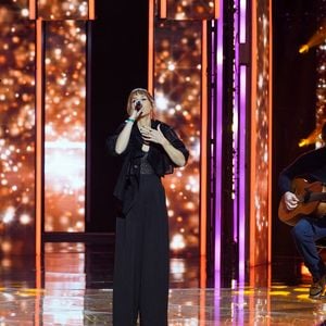 "Ça me fait hyper plaisir !", a assuré l'artiste, sur les réseaux sociaux de Stars Solidaires, la tombola qui permet, en achetant des tickets, de remporter des cadeaux offerts par des artistes, mais surtout de faire un don pour faire progresser la science. 

Zaz lors de la soirée de lancement de la 39e édition du Téléthon sur France 3 aux Studios du Lendit à Saint-Denis, France, le 5 décembre 2025. © Anne-Sophie Guebey/Bestimage