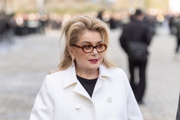 Catherine Deneuve est arrivée au défilé Louis Vuitton Womenswear Automne/Hiver 2026-2027 dans le cadre de la Fashion Week de Paris le 10 mars 2026 à Paris, France. Photo by Nasser Berzane/ABACAPRESS.COM