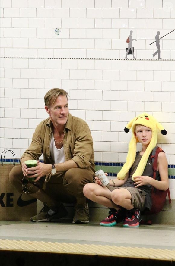 Il évoque son incapacité à le soulever ou à le mettre au lit

James Van Der Beek et son fils font du shopping dans les rues de New York. Le 11 septembre 2023 ©Backgrid UK/ Bestimage