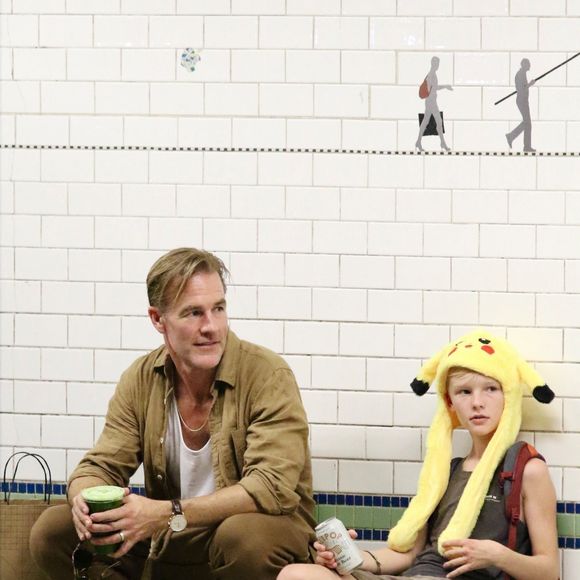 Il évoque son incapacité à le soulever ou à le mettre au lit

James Van Der Beek et son fils font du shopping dans les rues de New York. Le 11 septembre 2023 ©Backgrid UK/ Bestimage
