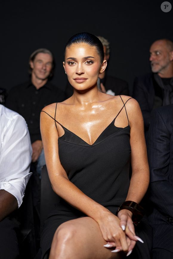Cette nouvelle résidence vient enrichir un portefeuille immobilier déjà conséquent, faisant de cette demeure l’un de ses projets les plus ambitieux.

Kylie Jenner au Front Row au défilé Tom Ford Collection Femme Prêt-à-Porter Printemps/Eté 2026 lors de la Fashion Week de Paris (PFW), Place Vendôme, à Paris, France, le 1er octobre 2025. © Pierre Perusseau/Bestimage