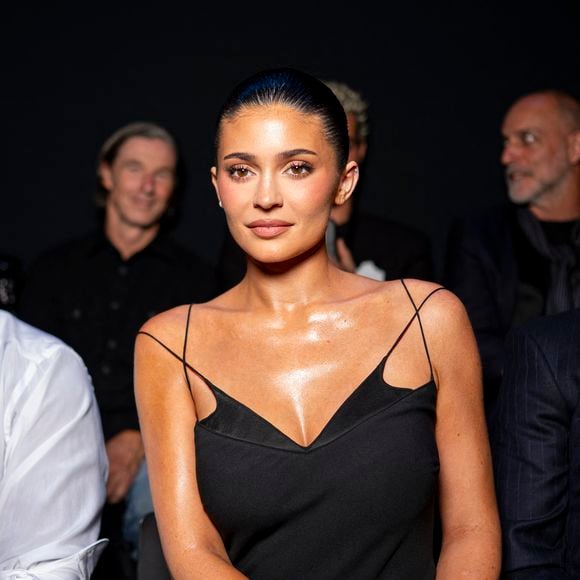 Cette nouvelle résidence vient enrichir un portefeuille immobilier déjà conséquent, faisant de cette demeure l’un de ses projets les plus ambitieux.

Kylie Jenner au Front Row au défilé Tom Ford Collection Femme Prêt-à-Porter Printemps/Eté 2026 lors de la Fashion Week de Paris (PFW), Place Vendôme, à Paris, France, le 1er octobre 2025. © Pierre Perusseau/Bestimage