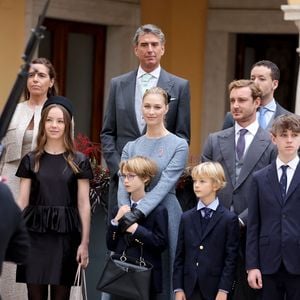 La princesse Alexandra de Hanovre, Pierre Casiraghi, Beatrice Borromeo, leurs enfants Stefano et Francesco, Raphaël Elmaleh - La famille princière monégasque dans la cour d'honneur du palais lors de la la fête nationale à Monaco le 19 novembre 2025. © Dominique Jacovides - Bruno Bebert / Bestimage