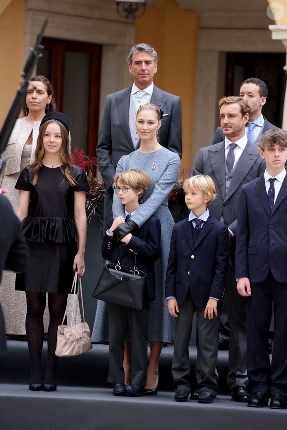 La princesse Alexandra de Hanovre, Pierre Casiraghi, Beatrice Borromeo, leurs enfants Stefano et Francesco, Raphaël Elmaleh - La famille princière monégasque dans la cour d'honneur du palais lors de la la fête nationale à Monaco le 19 novembre 2025. © Dominique Jacovides - Bruno Bebert / Bestimage