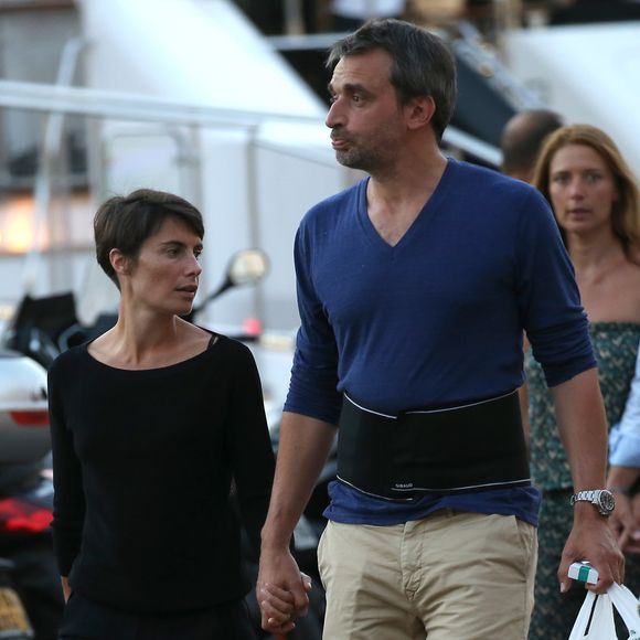 Alessandra Sublet et son mari Clément Miserez, très amoureux, en balade sur le port de Saint-Tropez, le 10 juillet 2015.