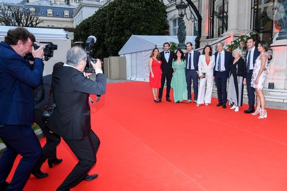 La famille Kretz : "L'Agence" sur TMC  : Olivier Kretz, Sandrine Kretz, Louis Kretz, guest, Martin Kretz et sa femme Eve von Romberg, Majo (la grand-mère), Valentin Kretz et sa femme Charina Sarte - Soirée de gala des 50 ans de la Fondation Claude Pompidou à l'Hôtel Marcel Dassault à Paris le 12 avril 2022. (Rachid Bellak / LMS / Bestimage)