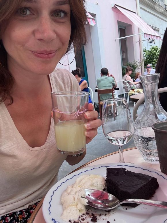 Une terrasse parisienne, un verre à la main, un moelleux au chocolat à moitié entamé, et un sourire discret. Ce dimanche 3 août 2025, Nathalie Péchalat a publié sur Instagram...

Nouveau post Instagram de Nathalie Péchalat sur les nouveaux locaux de Premiers de Cordée