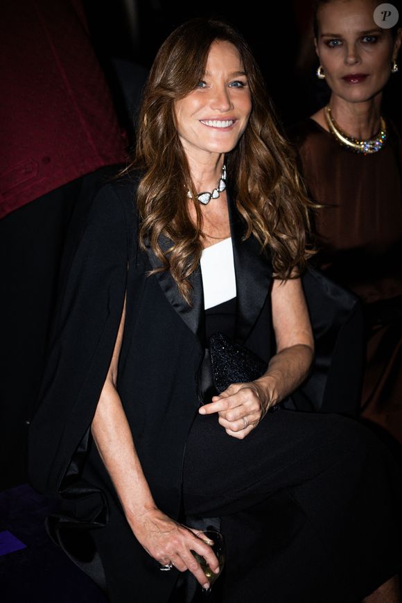 Et de conseiller : "Commencer un repas à mon avis par un légume, ou le terminer, ça apporte quelque chose d'abord de digeste et ensuite qui permet un peu de contrôler ce seuil glycémique, qui est le secret."

Carla Bruni au Front Row du défilé Messika Collection Prêt-à-Porter Printemps-Été 2026 lors de la Fashion Week de Paris (PFW), au Musée des Arts décoratifs, à Paris, France, le 3 octobre 2026. © Julien Sarkissian/Bestimage
