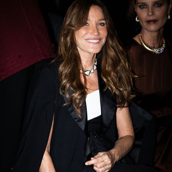 Et de conseiller : "Commencer un repas à mon avis par un légume, ou le terminer, ça apporte quelque chose d'abord de digeste et ensuite qui permet un peu de contrôler ce seuil glycémique, qui est le secret."

Carla Bruni au Front Row du défilé Messika Collection Prêt-à-Porter Printemps-Été 2026 lors de la Fashion Week de Paris (PFW), au Musée des Arts décoratifs, à Paris, France, le 3 octobre 2026. © Julien Sarkissian/Bestimage