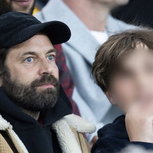 Benjamin Millepied et son fils Aleph - Célébrités des les tribunes lors du match aller du quart de finale de Ligue des champions entre le PSG et Aston Villa (3-1) au Parc des Princes à Paris le 9 avril 2025. © Cyril Moreau/Bestimage