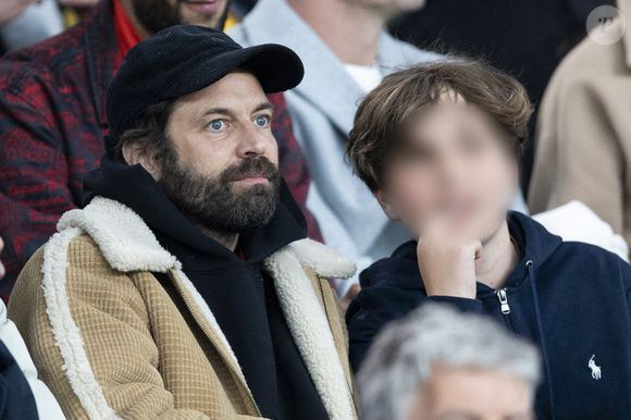 Benjamin Millepied et son fils Aleph - Célébrités des les tribunes lors du match aller du quart de finale de Ligue des champions entre le PSG et Aston Villa (3-1) au Parc des Princes à Paris le 9 avril 2025. © Cyril Moreau/Bestimage