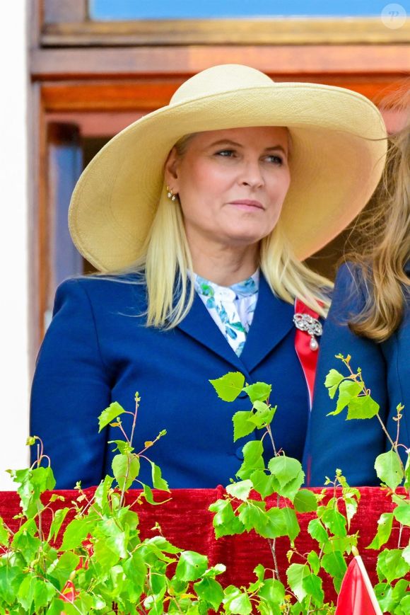 La princesse Mette-Marit de Norvège est atteinte d’une fibrose pulmonaire chronique

La princesse Mette-Marit de Norvège lors de la célébration de la Fête Nationale à Oslo le 17 mai 2025.
Crédit : Backgrid USA / Bestimage