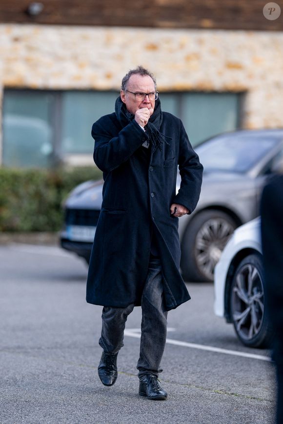 en présence des amis intimes de l'artiste, comme Julien Lepers

Julien Lepers aux obsèques du chanteur Herbert Léonard au crématorium de Saint-Fargeau-Ponthierry, France, le 12 mars 2025. © Bestimage