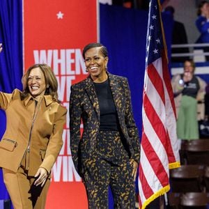 La vice-présidente Kamala Harris, à gauche, rejoint l'ancienne première dame Michelle Obama, à droite, sur scène lors d'un rassemblement à Kalamazoo, Michigan, le 26 octobre 2024. Photo by Andrew Roth/SPUS/ABACAPRESS.COM