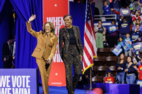 La vice-présidente Kamala Harris, à gauche, rejoint l'ancienne première dame Michelle Obama, à droite, sur scène lors d'un rassemblement à Kalamazoo, Michigan, le 26 octobre 2024. Photo by Andrew Roth/SPUS/ABACAPRESS.COM