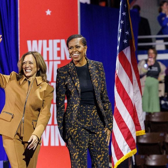 La vice-présidente Kamala Harris, à gauche, rejoint l'ancienne première dame Michelle Obama, à droite, sur scène lors d'un rassemblement à Kalamazoo, Michigan, le 26 octobre 2024. Photo by Andrew Roth/SPUS/ABACAPRESS.COM