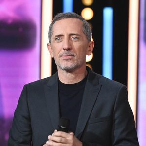 L'acteur est de plus en plus attiré par le catholicisme ces dernières années

Gad Elmaleh - Les personnalités se mobilisent lors de la 36ème édition du Téléthon sur le plateau de France 2, avec pour parrain K.Adams, le 3 décembre 2022. 
© Coadic GUIREC / Bestimage