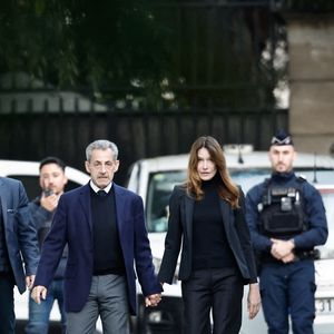 Nicolas Sarkozy, accompagné de sa femme Carla Bruni, sort de son domicile pour être incarcéré à la prison de La Santé à Paris le 21 octobre 2025.
Ce mardi 21 octobre 2025, Nicolas Sarkozy entre en prison. Condamné à cinq ans de prison ferme dans l'affaire du financement libyen, l'ancien président de la République doit purger sa peine à la maison d'arrêt de la Santé, à Paris.

© Moreau / Jacovides / Bestimage