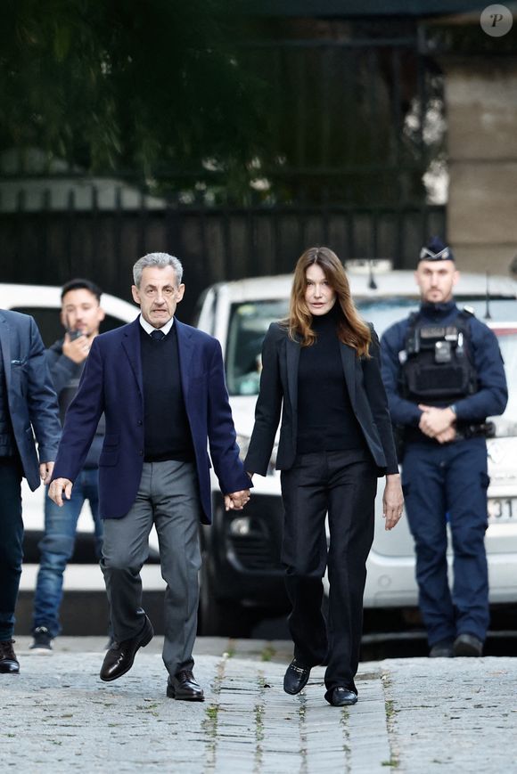 Nicolas Sarkozy, accompagné de sa femme Carla Bruni, sort de son domicile pour être incarcéré à la prison de La Santé à Paris le 21 octobre 2025.
Ce mardi 21 octobre 2025, Nicolas Sarkozy entre en prison. Condamné à cinq ans de prison ferme dans l'affaire du financement libyen, l'ancien président de la République doit purger sa peine à la maison d'arrêt de la Santé, à Paris.

© Moreau / Jacovides / Bestimage