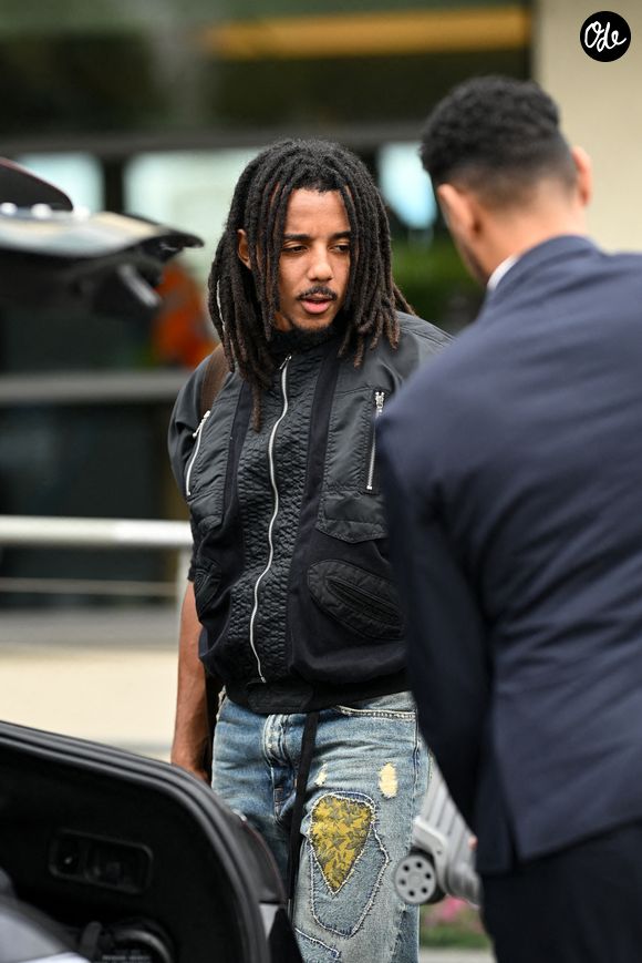 Jules Koundé - L'équipe de France de football s'envole du Bourget pour rejoindre Boston aux Etats Unis pour participer à la coupe du monde de la FIFA (du 11 juin au 19 juillet, aux États-Unis, au Canada et au Mexique), le 10 juin 2026. Pierre Perusseau/Bestimage