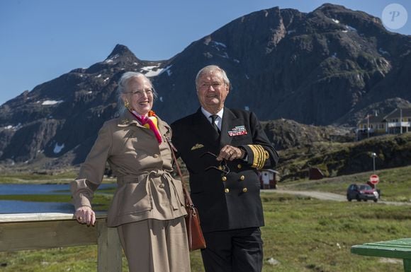 La reine Margrethe II et le prince Henrik de Danemark en visite à Nasiffik au Groenland le 17juillet 2015. Le Groenland est un pays constitutif du Royaume de Danemark. Ritzau Scanpix / Bestimage