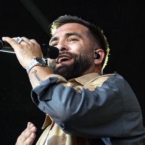 Kendji Girac en concert lors du festival de musique du Printemps de Perouges au Chateau de Saint-Maurice-de-Remens le 29 juin 2025. © Sandrine Thesillat / PsNewZ / Bestimage