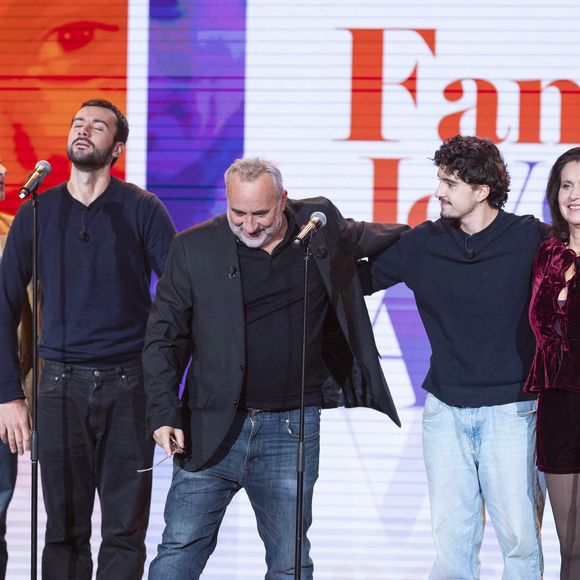 Le concept de ce divertissement est de réunir des artistes et les membres de leur famille sur un même plateau.

Exclusif - Michel Duléry, Raphael Duléry, Antoine Duléry, Lucien Duléry et Pascale Pouzadoux lors de l'enregistrement de l'émission "Famille je vous aime" présentée par Michel Drucker et qui sera diffusée le vendredi 29 mai sur France 3, à Paris, France, le 4 décembre 2025. © Gaffiot-Perusseau/Bestimage