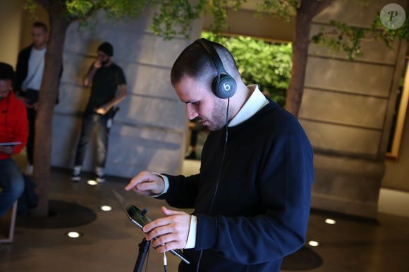 Exclusif - Jérémy Chatelain présente son nouveau clip "Carton à droite" en avant-première à l'Apple Store des Champs-Elysées à Paris le 21 mars 2019. Jérémy apprendra par la suite au public comment remixer son propre clip avec Garage Band, sur iPad.
© Denis Guinebourg / Bestimage