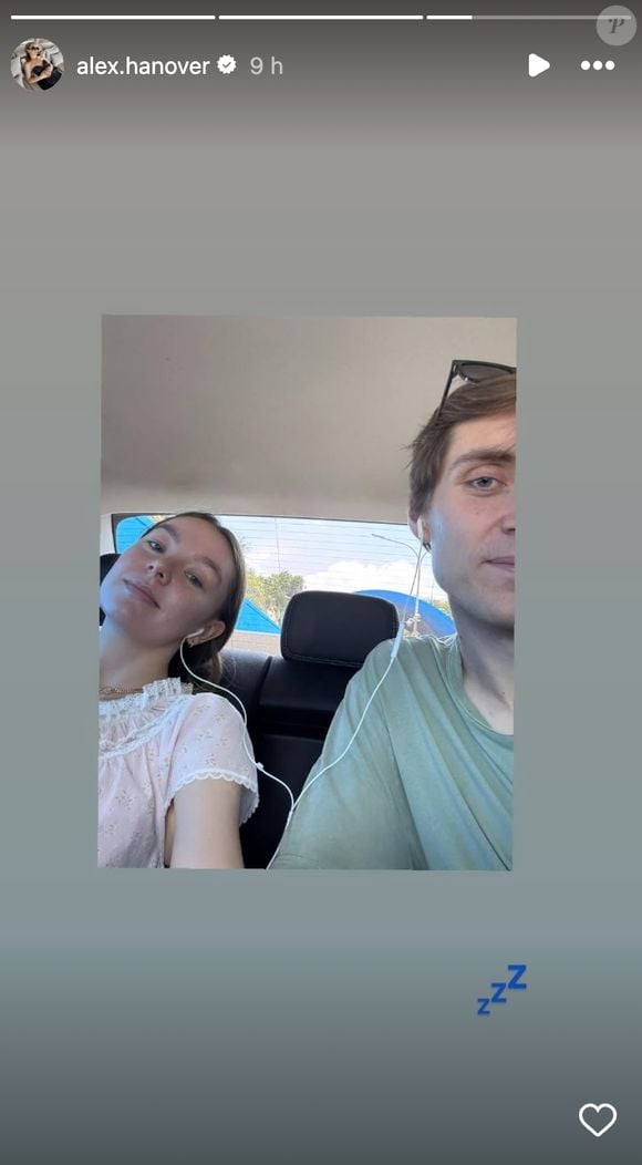 Contre toute attente ce mardi 20 mai 2025, la demi-soeur de Charlotte, Pierre et Andrea Casiraghi s'est immortalisés aux côtés de son compagnon de longue date. Ecoutant de la musique ensemble, les tourtereaux semblaient pleinement profiter de ce moment à deux !

(Capture d'écran - Instagram - du mardi 20 mai 2025).
