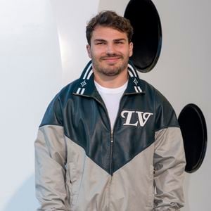 Victime de son succès, la table fait le plein auprès des amateurs de gastronomie.

Antoine Dupont – Photocall du Défilé de mode Louis Vuitton Homme, Collection Printemps-Été 2026 dans le cadre de la Fashion Week de Paris, le 24 juin 2025.
 
© Olivier Borde / Bestimage