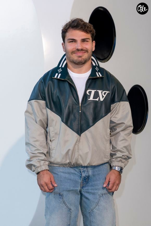 Victime de son succès, la table fait le plein auprès des amateurs de gastronomie.

Antoine Dupont – Photocall du Défilé de mode Louis Vuitton Homme, Collection Printemps-Été 2026 dans le cadre de la Fashion Week de Paris, le 24 juin 2025.
 
© Olivier Borde / Bestimage