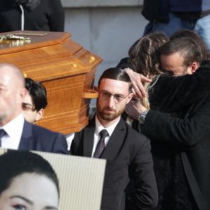 Un moment d'une tristesse inouï.

La fille d'Emilie Dequenne, Milla Savarese, et Michel Ferracci lors des funérailles de l'actrice belge Emilie Dequenne au crématorium du cimetière du Père Lachaise à Paris, France, le 26 mars 2025. Emilie Dequenne, qui avait remporté le prix de la meilleure actrice au Festival de Cannes en 1999 pour son premier rôle dans le film Rosetta des Dardenne, est décédée à l'âge de 43 ans des suites d'un cancer rare des glandes surrénales. Photo by Nasser Berzane/ABACAPRESS.COM