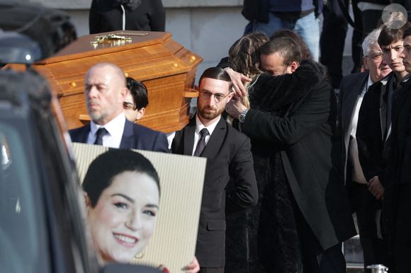 Un moment d'une tristesse inouï.

La fille d'Emilie Dequenne, Milla Savarese, et Michel Ferracci lors des funérailles de l'actrice belge Emilie Dequenne au crématorium du cimetière du Père Lachaise à Paris, France, le 26 mars 2025. Emilie Dequenne, qui avait remporté le prix de la meilleure actrice au Festival de Cannes en 1999 pour son premier rôle dans le film Rosetta des Dardenne, est décédée à l'âge de 43 ans des suites d'un cancer rare des glandes surrénales. Photo by Nasser Berzane/ABACAPRESS.COM