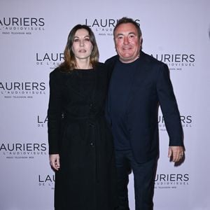 "On était en séparation, Mathilde et moi, à cette époque-là. Elle a fait la scène quelque part pour moi", a expliqué Fabien Onteniente.

Mathilde Seigner et Fabien Onteniente (trophée de la meilleure fiction) - 28ème cérémonie des Lauriers de l'Audiovisuel au théâtre Marigny à Paris le 20 février 2023.  © Coadic Guirec/Bestimage