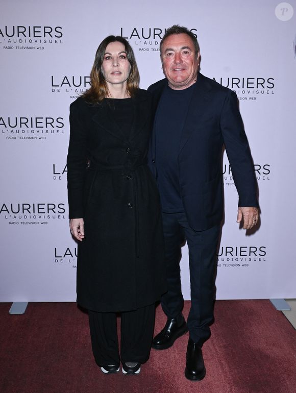 "On était en séparation, Mathilde et moi, à cette époque-là. Elle a fait la scène quelque part pour moi", a expliqué Fabien Onteniente.

Mathilde Seigner et Fabien Onteniente (trophée de la meilleure fiction) - 28ème cérémonie des Lauriers de l'Audiovisuel au théâtre Marigny à Paris le 20 février 2023.  © Coadic Guirec/Bestimage