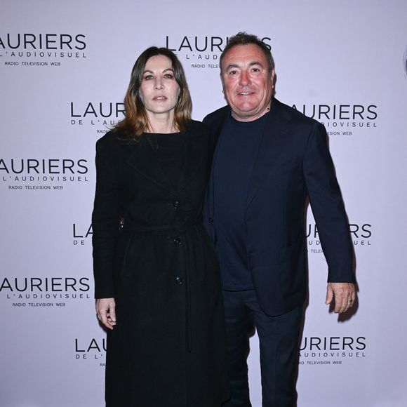 "On était en séparation, Mathilde et moi, à cette époque-là. Elle a fait la scène quelque part pour moi", a expliqué Fabien Onteniente.

Mathilde Seigner et Fabien Onteniente (trophée de la meilleure fiction) - 28ème cérémonie des Lauriers de l'Audiovisuel au théâtre Marigny à Paris le 20 février 2023.  © Coadic Guirec/Bestimage