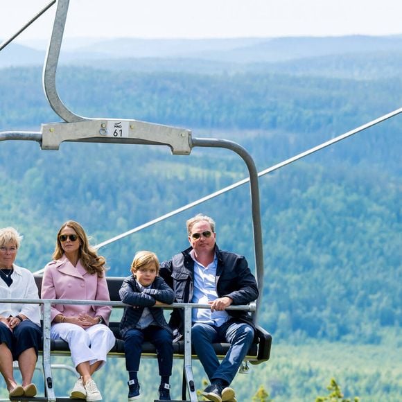 Berit Hogman, la princesse Madeleine, son mari Chris O'Neill et leur fils le prince Nicolas en visite au centre d'information "Naturum Höga Kusten" le 21 juin 2022. © Dana Press / Bestimage
