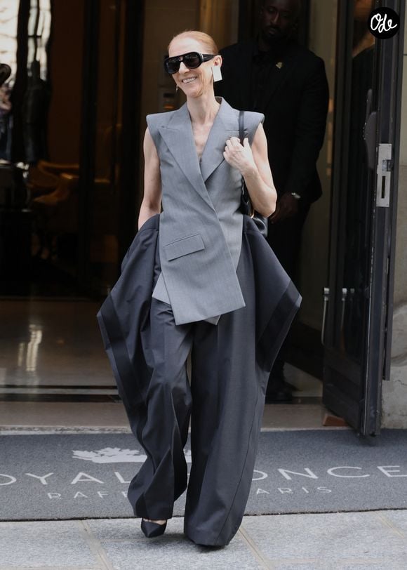 Céline Dion sort de l'hôtel Royal Monceau à Paris le 3 octobre 2026 © Denis Guignebourg / Bestimage
