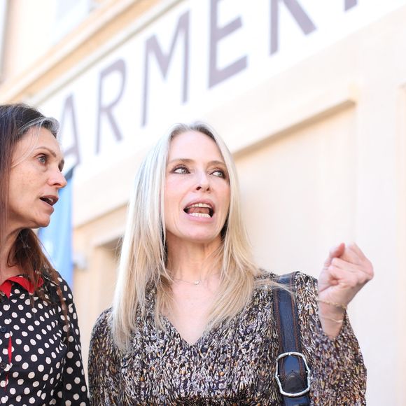 Après une carrière d’actrice, notamment dans "Sous le soleil", elle s’est reconvertie dans la sophrologie.

Les actrices de la série "Sous le soleil", Tonya Kinzinger et Adeline Blondieau lors de l'inauguration de l'exposition "Sous le soleil" au musée de la gendarmerie à Saint-Tropez, Côte d'Azur, France, le 1er avril 2023.

© Philipe Arnassan/Nice Matin/Bestimage