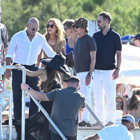 Jeff Bezos et sa femme Lauren Sanchez au Club 55 sur la plage de Pampelonne à Saint-Tropez (Ramatuelle), Côte d'Azur, France, le 22 juillet 2025. © Bestimage