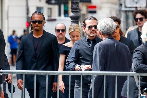 Armande Altaï, Audrey Crespo-Mara et ses fils Sekou et Lamine - Arrivées aux obsèques de Thierry Ardisson en l’église Saint-Roch de Paris, France, le 17 juillet 2025. © Clovis-Jacovides/Bestimage