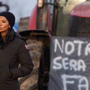 Karine Le Marchand soutient les agriculteurs sur le barrage de l'autoroute A4 à hauteur de Jossigny en Seine et Marne le 29 janvier 2024. © Jeremy Melloul - Pierre Perusseau / Bestimage