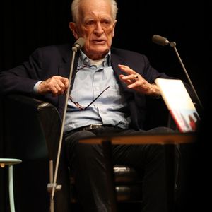 Exclusif - Le journaliste, homme de médias, scénariste, réalisateur et écrivain Philippe Labro à la Station Ausone - Librairie Mollat à Bordeaux, le 18 octobre 2024, pour un échange avec ses lecteurs et la présentation de son romzn "Deux gimlets sur la 5e Avenue" - Gallimard. © Jean-Marc Lhomer/Bestimage