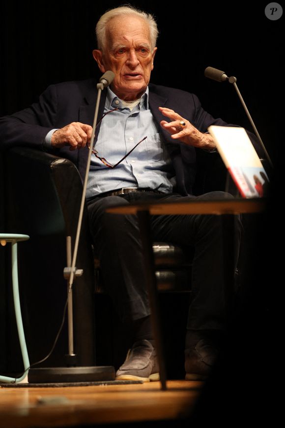 Exclusif - Le journaliste, homme de médias, scénariste, réalisateur et écrivain Philippe Labro à la Station Ausone - Librairie Mollat à Bordeaux, le 18 octobre 2024, pour un échange avec ses lecteurs et la présentation de son romzn "Deux gimlets sur la 5e Avenue" - Gallimard. © Jean-Marc Lhomer/Bestimage