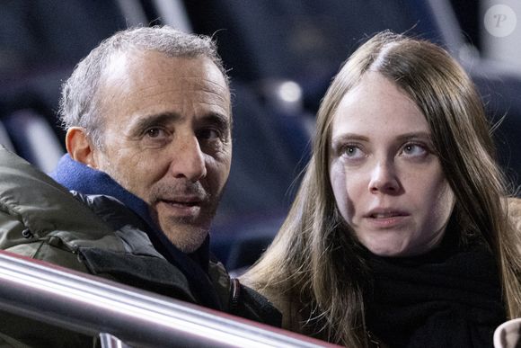 Elie Semoun et sa compagne Aude Fraineau dans les tribunes lors du match de Ligue 1 Uber Eats "PSG - Monaco (5-2)" au Parc Des Princes, le 24 novembre 2023.
© Cyril Moreau/Bestimage