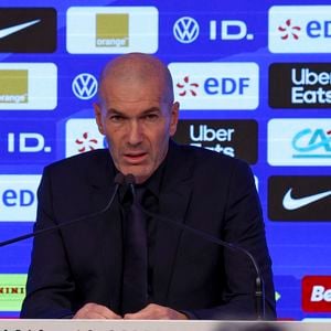 Et puis, ayant trouvé les infrastructures de Clairefontaine et du Stade de France un peu "vieillissantes et peu modifiées par rapport à son époque", il a exigé des aménagements. 

Le sélectionneur de l'équipe de France de football Zinédine Zidane lors d'une conférence de presse pour dévoiler le groupe retenu pour les prochains matchs de la Ligue des nations au siège de la FFF à Paris, France, le 18 septembre 2026. © Michael Baucher / Psnewz/Bestimage