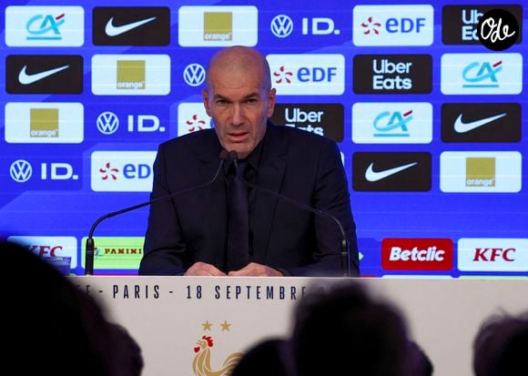 Et puis, ayant trouvé les infrastructures de Clairefontaine et du Stade de France un peu "vieillissantes et peu modifiées par rapport à son époque", il a exigé des aménagements. 

Le sélectionneur de l'équipe de France de football Zinédine Zidane lors d'une conférence de presse pour dévoiler le groupe retenu pour les prochains matchs de la Ligue des nations au siège de la FFF à Paris, France, le 18 septembre 2026. © Michael Baucher / Psnewz/Bestimage