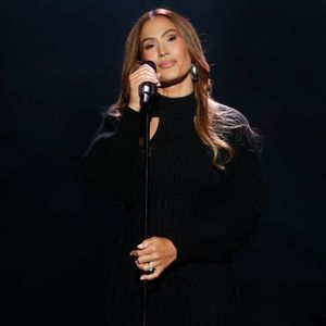 Exclusif - Vitaa (surprise de L.Fabian)  - Surprises - Enregistrement de l'émission "La Boîte à Secrets N°19" dans les studios de la Cité du Cinéma à Saint-Denis, présentée par F.Bollaert et diffusée le 3 janvier sur France 3 © Christophe Clovis / Bestimage